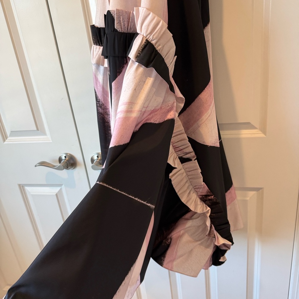 Alexander McQUEEN Soft Blush Pink Dress with Black Trim - Picture 9 of 10
